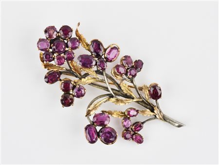 SPILLA IN ORO GIALLO, ARGENTO E TORMALINE modellata come un tralcio fiorito...