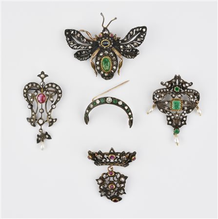 CINQUE SPILLE IN ARGENTO, ORO A BASSO TITOLO, PIETRE DI COLORE, DIAMANTI E...