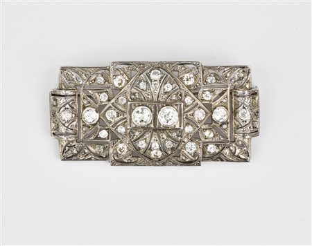 SPILLA IN ORO BIANCO E DIAMANTI disegnata come una placca geometrica in oro...