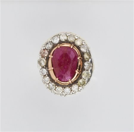 ANELLO IN ORO GIALLO, ARGENTO, RUBINO decorato al centro da un rubino taglio...