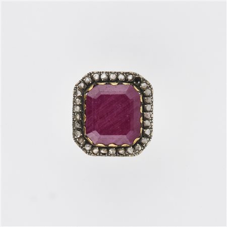 ANELLO IN ORO GIALLO, ARGENTO, RUBINO E DIAMANTI montatura in oro traforato e...