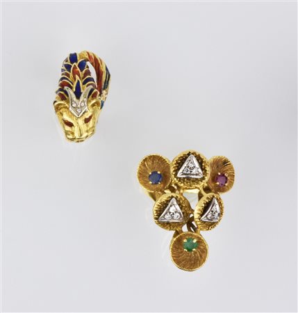 DUE ANELLI IN ORO GIALLO, SMALTI POLICROMI, PIETRE DI COLORE E DIAMANTI uno...