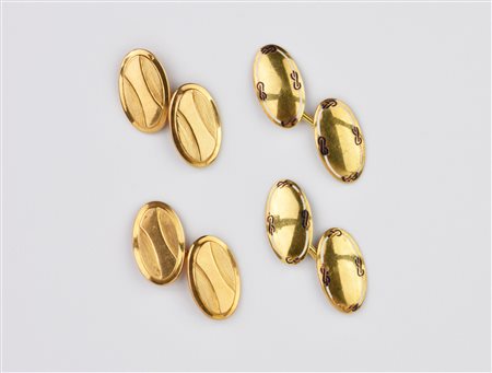 DUE PAIA DI GEMELLI IN ORO ROSA, ORO GIALLO E SMALTI un paio realizzato con...