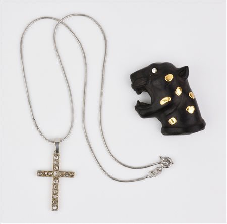 LOTTO COMPOSTO DI CATENA, PENDENTE A CROCE E SPILLA IN ORO BIANCO, ORO...
