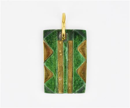 PENDENTE IN ORO GIALLO E SERPENTINO disegnato come una piastrina rettangolare...