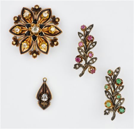 TRE SPILLE IN ORO GIALLO, ARGENTO, DIAMANTI, RUBINI E SMERALDI due spille en...
