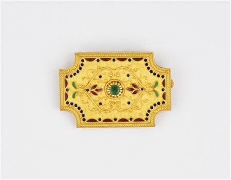 SPILLA IN ORO GIALLO, SMALTI POLICROMI E SMERALDO disegnata come una placca...