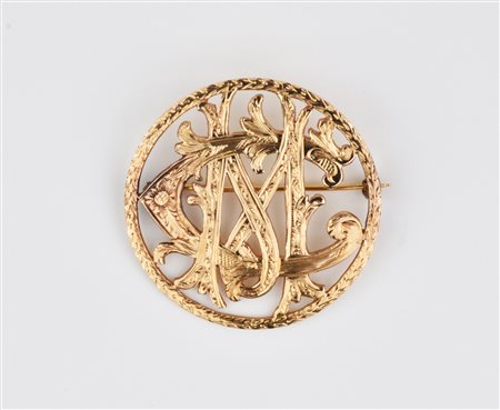 SPILLA IN ORO A BASSO TITOLO modellata come un cerchio in oro rosa cesellato...