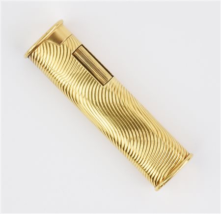 ACCENDINO IN ORO GIALLO la parte esterna rivestita in oro inciso a motivi...