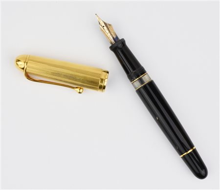 PENNA STILOGRAFICA, AURORA, IN RESINA E ORO GIALLO il corpo in resina nera...