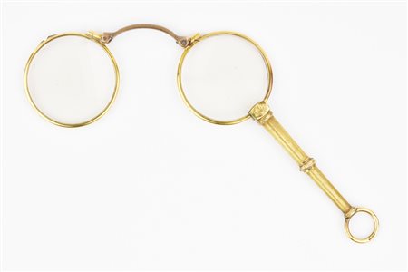 LORGNETTE IN ORO GIALLO il manico in oro rigato con elementi cesellati a...