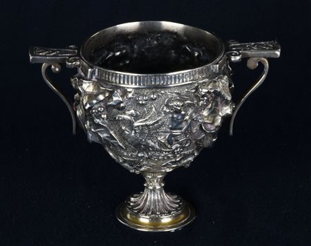 COPPA IN BRONZO ARGENTATO IN STILE NEOCLASSICO CON MANICI decorata con putto...