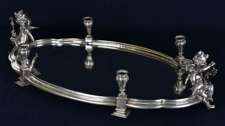 CENTROTAVOLA IN METALLO ARGENTATO SORMONTATO DA 2 PUTTI FESTANTI E 4...