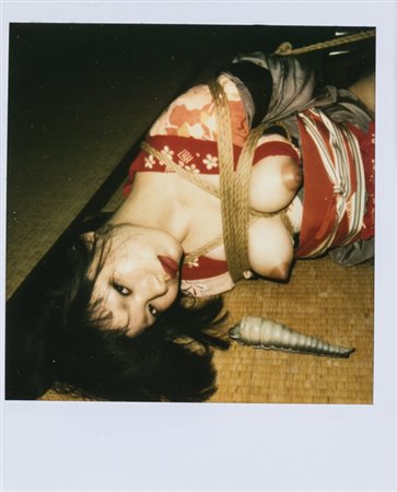 NOBUYOSHI ARAKI (1940)Senza TitoloPolaroid cm 10,5x9Firma al retro