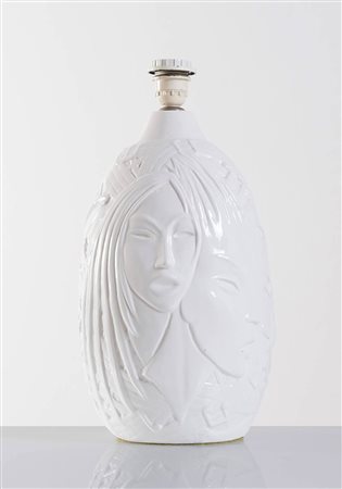 Base di lampada in ceramica bianca, Produzione Italiana, Anni ‘70. Lavorata a...