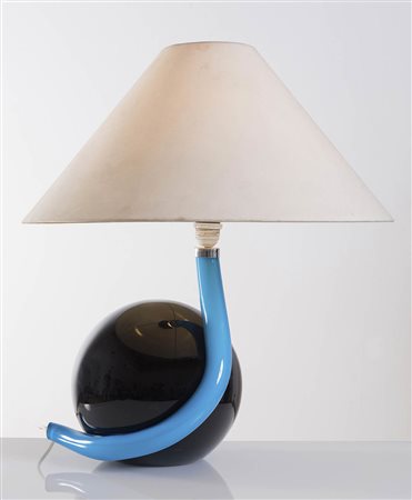 Lampada da tavolo in vetro, Produzione Italiana, Anni ‘80. Sfera centrale in...