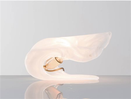 Lampada da tavolo a conchiglia, Produzione La Murrina, Anni ‘80. Vetro bianco...