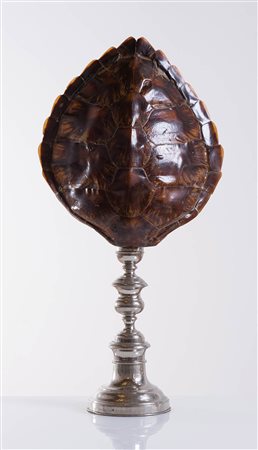 Lampada da tavolo con carapace, Produzione artigianale, Anni ‘70. Fusto in...