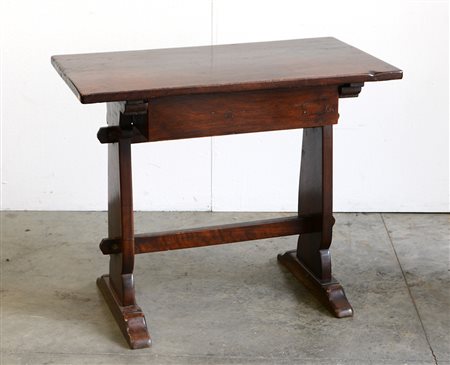 Antico tavolino ad un cassetto sottopiano, gambe sagomate riunite da traversa...