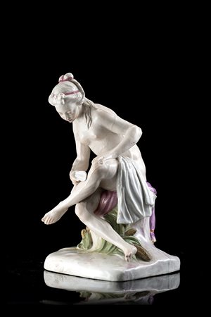 Manifattura del secolo XIX "Venere al bagno" scultura in porcellana policroma...