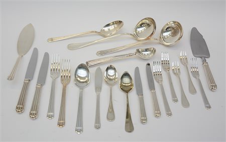 Manifattura di Christofle. Lotto composta da due parti di servizi di posate....