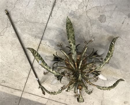 Lampadario a sei luci in metallo laccato in policromia e gocce in vetro...