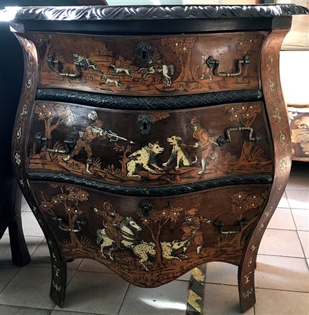 Coppia di piccoli comò a tre cassetti di forma bombata in legno intarsiato in...