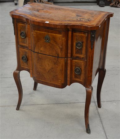 Comoncino a due cassetti con gambe e fronte moss, filettato e intarsiato a...