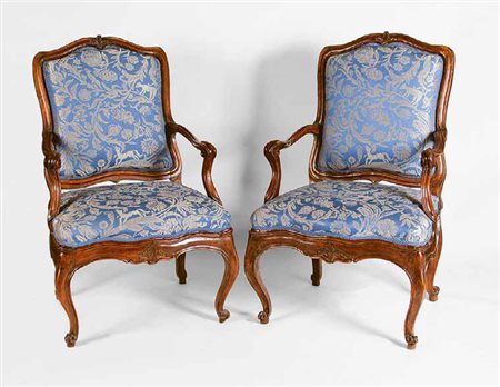 COPPIA DI POLTRONE IN NOCE PIEMONTE, XVIII SECOLO schienale, braccioli e...