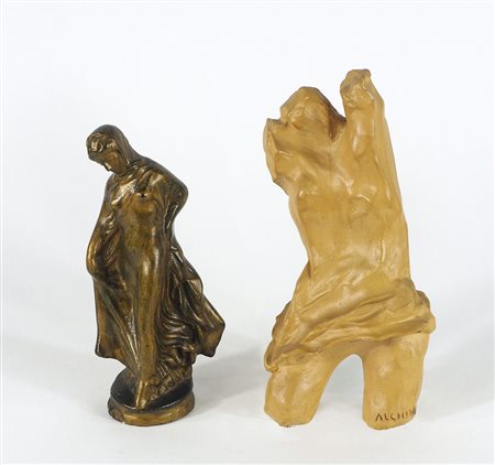 Lotto di 2 statuine in materiali diversi raffiguranti torso maschile e figura...
