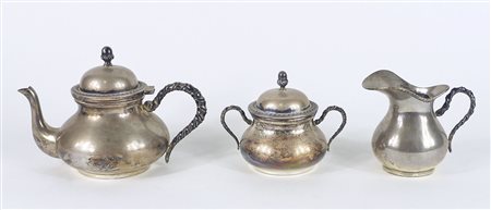 Servizio da caffè in argento composto da caffettiera, lattiera e zuccheriera....