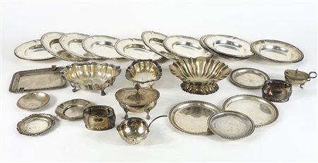 Lotto di vari oggetti in argento tra cui piattini e contenitori. Gr. 1520.