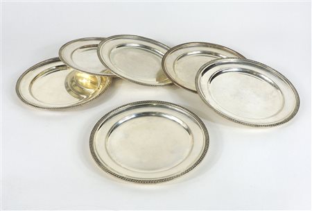 Lotto di 6 piatti in argento con bordo sbalzato. Diam. cm. 19. gr. 1040.