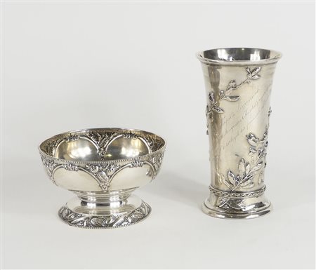 Lotto in argento composto da 2 contenitori con decori sbalzati. Austria,...