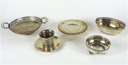 Lotto di vari oggetti in argento. Gr. 1220.