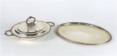 Lotto in argento composto da scaldavivande e vassoio ovale. Gr. 1920.