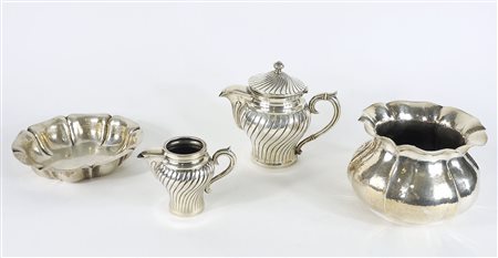 Lotto in argento composto da 4 pezzi. Gr. 1330.