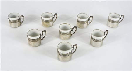 Lotto composto da 8 tazzine in argento con interno in porcellana.