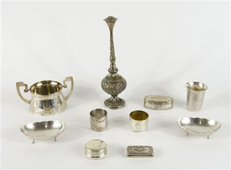 Lotto di vari oggetti in argento (gr. 700) e metallo tra cui scatolette e...