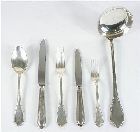 Servizio di posate in argento composto da 61 pezzi. Gr. 2400.