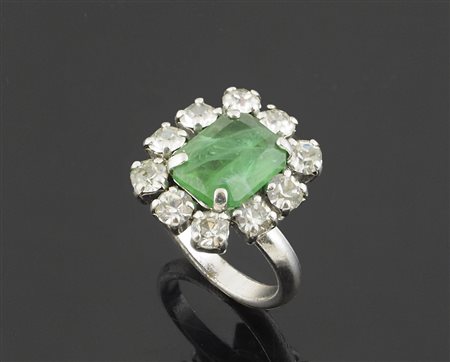 Anello a margherita con pietra verde quadrata al centro contornata da 10...