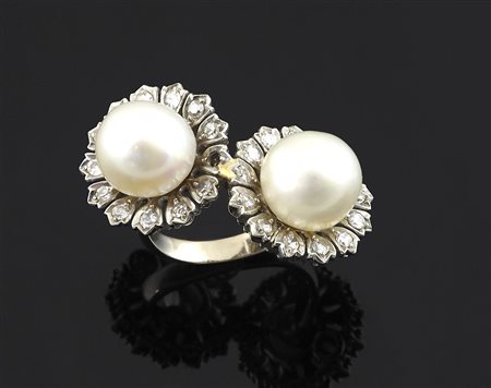 Anello oro bianco con due perle circondate da diamantini