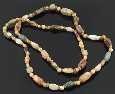 Lunga collana di pietre dure.