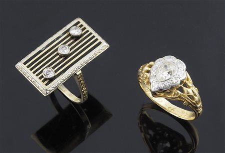 Lotto di 2 anelli in oro giallo con pietre. Gr. Tot. 9,4