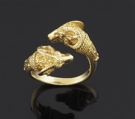 Anello in oro giallo con due teste di arieti. Gr. 12,4