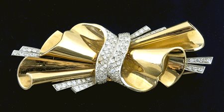 Spilla anni '40 in oro giallo a doppia applique a forma di fiocco, con file...