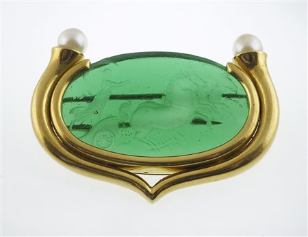 Spilla in oro giallo di forma ovale con all'estremità due perline parte...