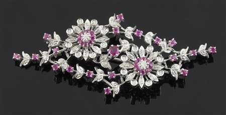 Spilla floreale in oro bianco con diamanti e piccoli rubini