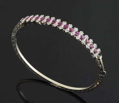 Bracciale rigido in oro bianco con barrette di diamanti alternate da rubini