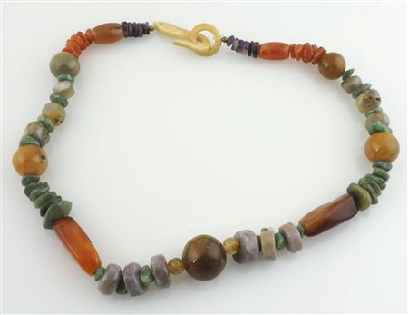 Collana di pietre dure di varie dimensioni.